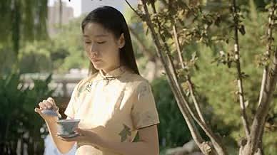 4K园林旗袍美女品茶赏景视频的预览图